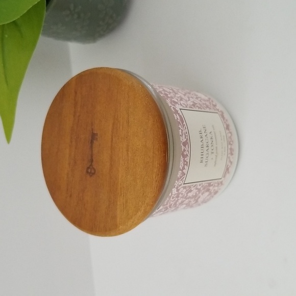 Threshold Spring Candle, Rhubarb, Sugarcabe & Tonka - Picture 2 of 4